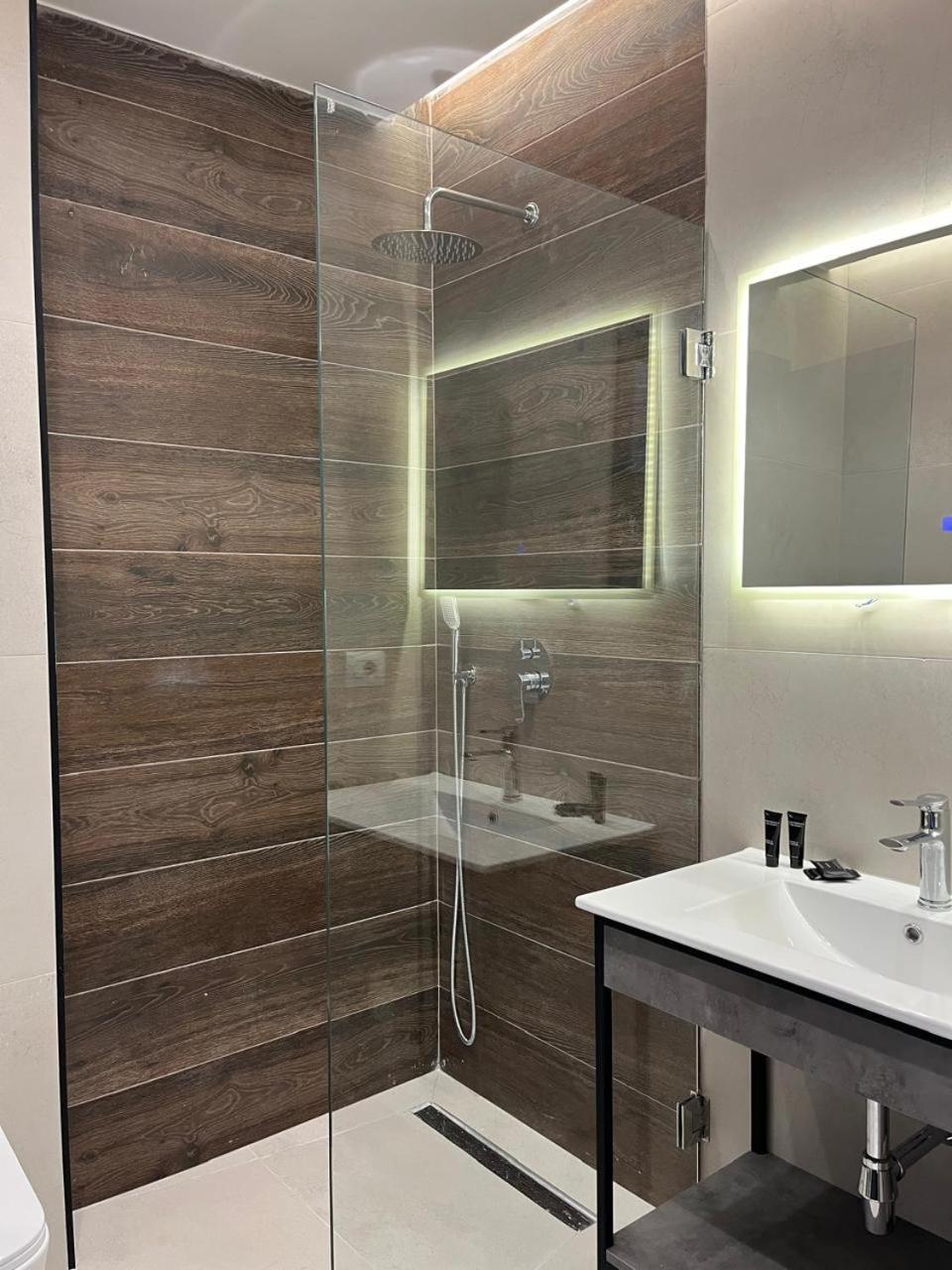 North Alb Hotel Shkoder Ngoại thất bức ảnh